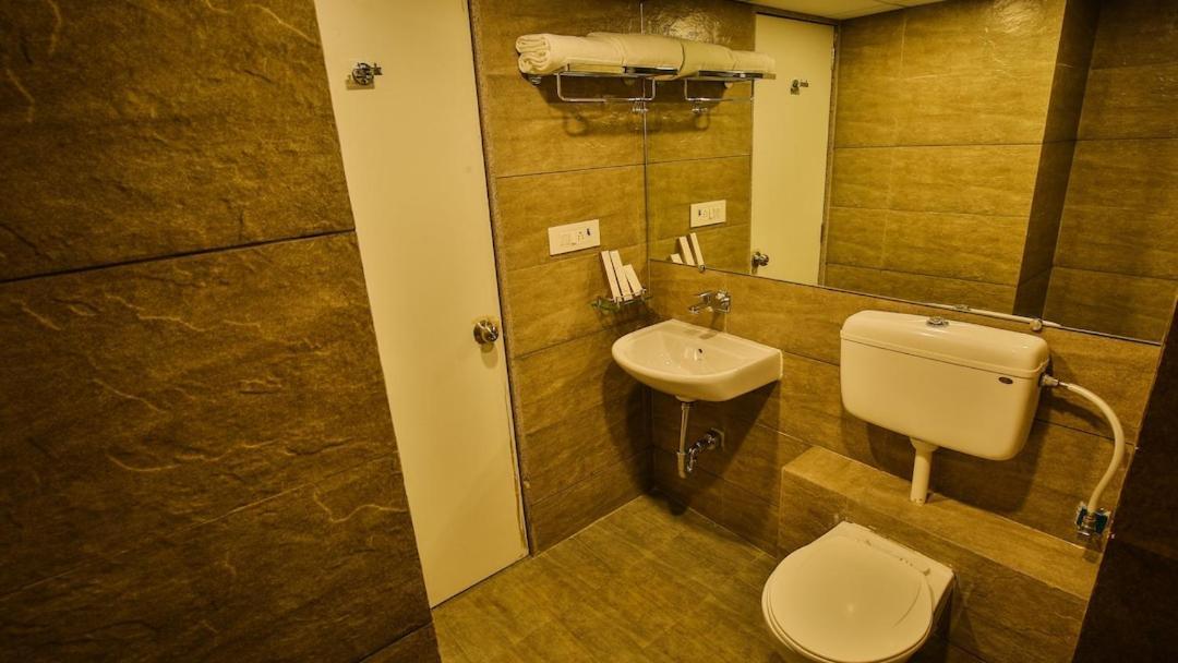 Weekend Address By Honest Homes Сурат Экстерьер фото