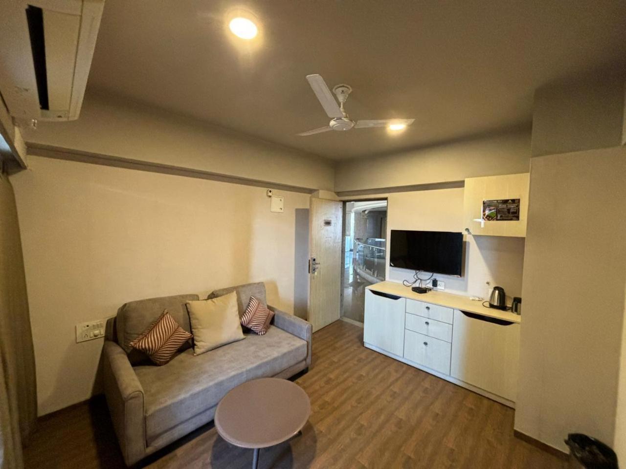 Weekend Address By Honest Homes Сурат Экстерьер фото