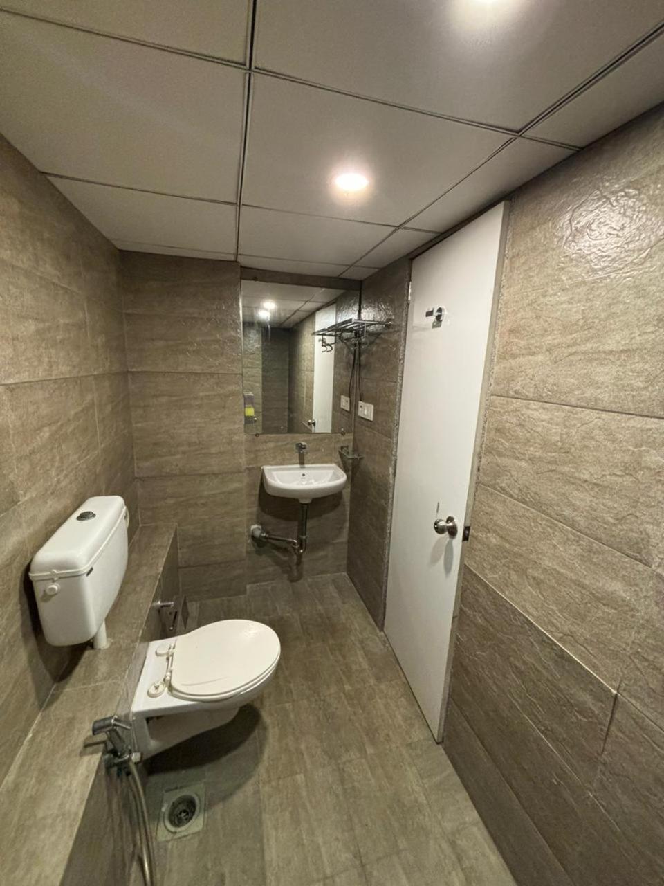 Weekend Address By Honest Homes Сурат Экстерьер фото